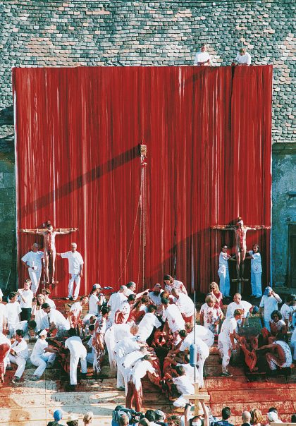 100th action "6-day-play" 1998 | Action with painting action in the courtyard of Schloss Prinzendorf | Photo: Archiv Cibulka-Frey